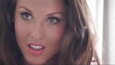 Masajul spatelui duce la sex în videoclipul de sex